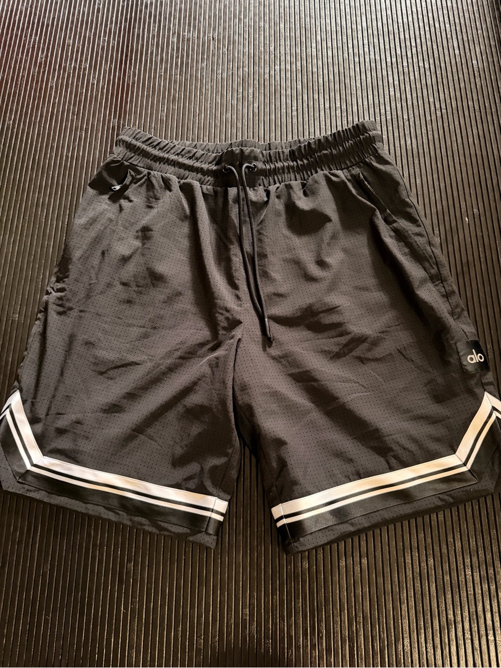 ALO Yoga Men’s Black Athletic Shorts with White Contrast Stripes NEW